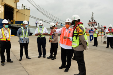 Menhub BKS tinjau uji coba bongkar muat di Pelabuhan Patimban