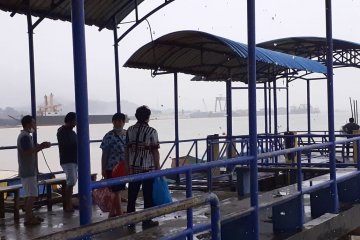 Aktivitas di pelabuhan rakyat Sekupang