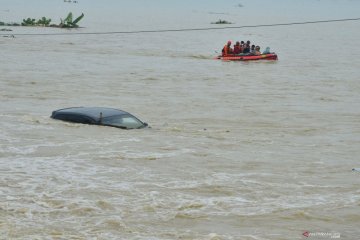 Akibat tanggul jebol, banjir rendam puluhan rumah di Kudus