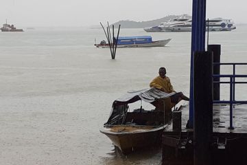 Aktivitas di pelabuhan rakyat Sekupang