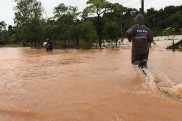 Mogok saat mengarungi banjir di jalan lintas Batam