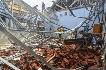 Atap sekolah ambruk di Ciamis