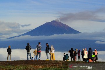 Meski ditutup, wisatawan tetap kunjungi Bukit Tirai Embun