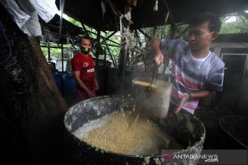 Perajin tempe siasati naiknya harga kedelai