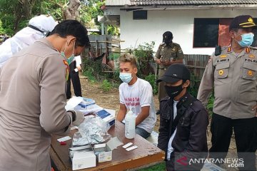 Aparat lakukan tes cepat antigen kepada demonstran pedagang di BKT