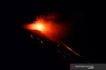 Gunung Etna di Italia kembali muntahkan lava pijar