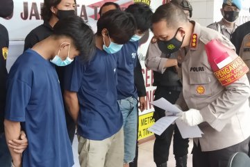 Polisi tangkap dua tersangka begal telepon seluler di Jakarta Timur