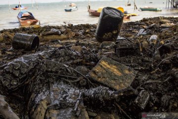 Limbah minyak hitam cemari pantai Pulau Batam