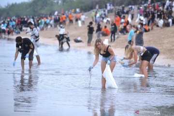 Aksi bersih sampah Pantai Kuta