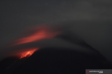 Gunung Merapi mengeluarkan awan panas guguran pertama