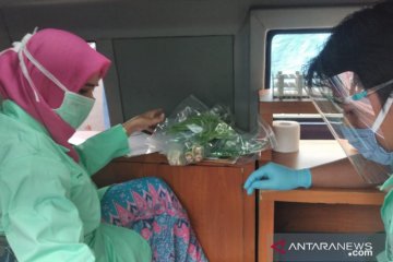 Petugas gabungan uji keamanan pangan di Lotte Mart Kelapa Gading