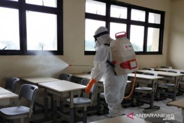 Persiapan PTM, ruangan sekolah di Jakarta Timur disemprot disinfektan