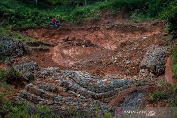 Jalan longsor di Lebak Banten
