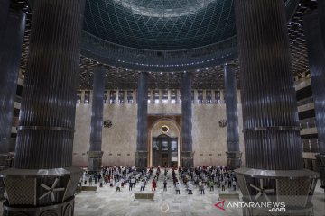 Shalat Jumat di masjid Istiqlal