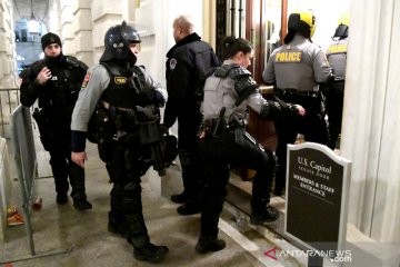 Seorang polisi tewas setelah terluka dalam kerusuhan di Capitol