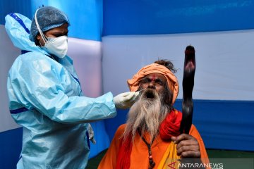 Seorang petugas kebersihan terima vaksin COVID-19 pertama di India