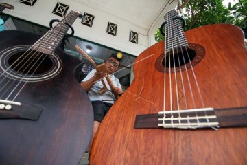 Perajin gitar rumahan bertahan ditengah pandemi di Aceh