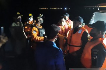 Petugas gabungan dari Kepulauan Seribu cari korban pesawat jatuh
