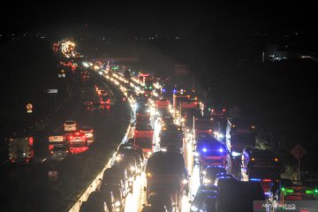 Macet panjang di gerbang keluar tol Cileunyi