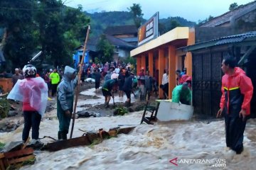 Banjir bandang dan longsor tutup ruas jalan utama Bandung-Cianjur