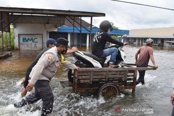 Polisi alihkan arus kendaraan dampak banjir di Tambang Ulang Kalsel