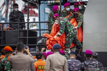 Serpihan dari pesawat Sriwijaya Air SJ 182 dipindahkan ke Posko Dermaga JICT