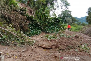 Ribuan warga di Langgai terisolasi akibat longsor