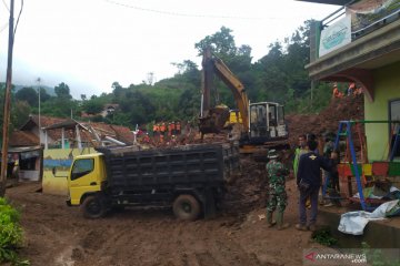 Sekda Sumedang: Ada dua rumah dihuni delapan orang tertimbun longsor