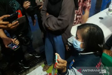 Ibunda Dinda Amelia terus bertahan di Bandara Supadio Pontianak