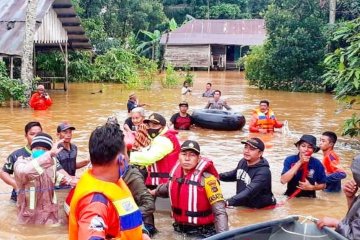 Sejumlah warga terjebak banjir di Banjarbaru dievakuasi