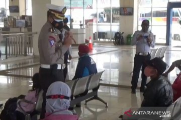 Hari pertama PSBB, Ditlantas sidak Terminal Pulogebang