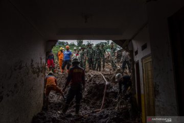 Tim SAR gabungan lanjutkan pencarian korban tanah longsor di Sumedang