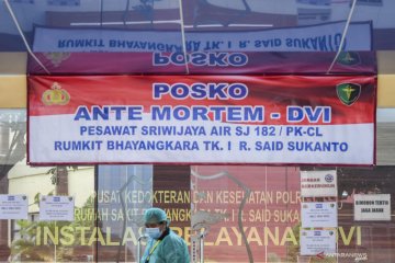 Tim DVI RS Polri lakukan identifikasi korban jatuhnya pesawat Sriwijaya Air SJ 182