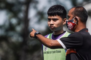 Pemain muda Persija Jakarta berlatih di tengah PPKM COVID-19