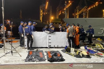 Tim SAR kumpulkan puluhan kantong berisi jenazah dan bagian SJ-182