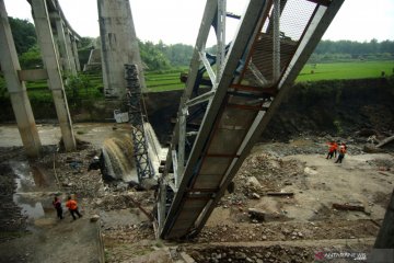 Jembatan rel kereta ambruk di Brebes