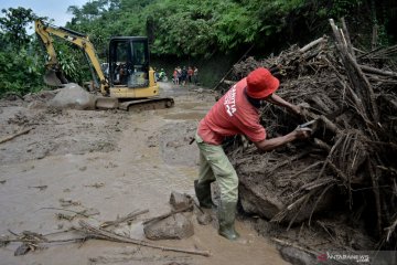 Longsor di jalur alternatif Bandung - Garut