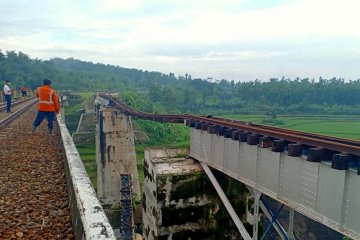 Jembatan terkikis, perjalanan kereta api di Purwokerto terganggu