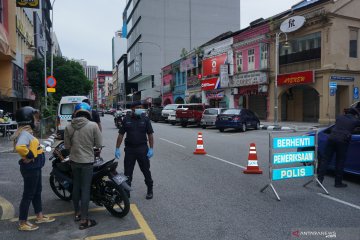 Polisi blokade jalan pada hari pertama PKP di Kuala Lumpur