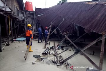 Dua rumah warga di Natuna roboh dihantam ombak tinggi