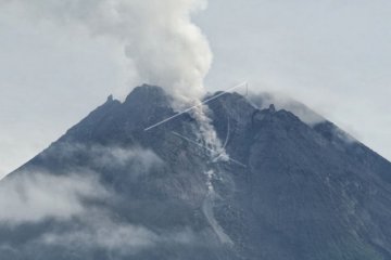 Gunung Merapi mengeluarkan tiga kali guguran lava sejauh 400-500 meter