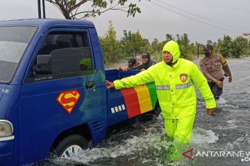 Banjir tutup jalan lintas kabupaten di Banjarbaru-Tanah Laut