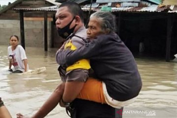 Tim gabungan evakuasi puluhan korban banjir di Bangka