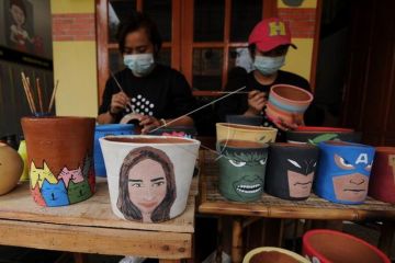 Kerajinan pot terakota tanah liat