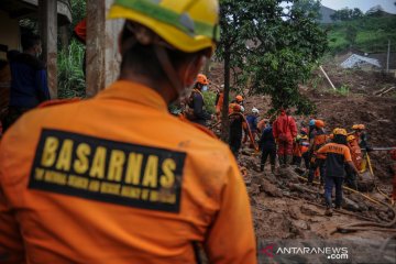 Hari keenam pencarian korban tanah longsor di Cimanggung Sumedang