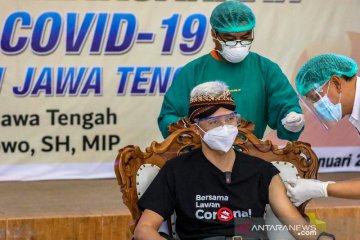 Gubernur Jateng Ganjar Pranowo disuntik vaksin COVID-19