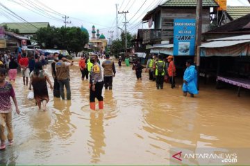 Arus lalu lintas di jalan nasional Banjabaru dialihkan akibat banjir