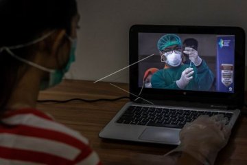 Menyaksikan tayangan vaksinasi COVID-19