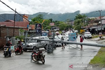 Bangunan bertingkat di Mamuju roboh akibat gempa