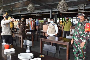 Bupati Cirebon cek penerapan PPKM di tempat umum